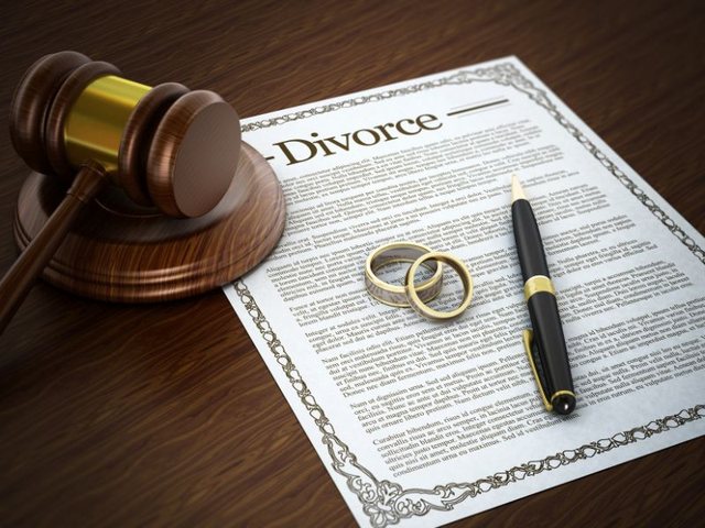 A mund të bëhet divorci pa qenë prezent në Shqipëri?